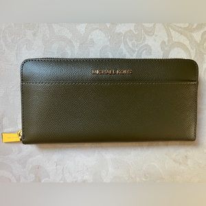 Michael Kors Jet Set Pocket Zip Around Continental Wallet Olive Green Leather